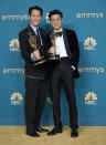 Lee Jung-jae, izquierda, ganador del Emmy a mejor actor en una serie de drama por el "Squid Game" (“El juego del calamar”) y Hwang Dong-hyuk galardonado con el Emmy a mejor dirección en una serie de drama por "Squid Game" posan en la sala de prensa en la 74ª entrega de los Premios Emmy el lunes 12 de septiembre de 2022 en el Teatro Microsoft en Los Angeles. (Foto AP/Jae C. Hong)