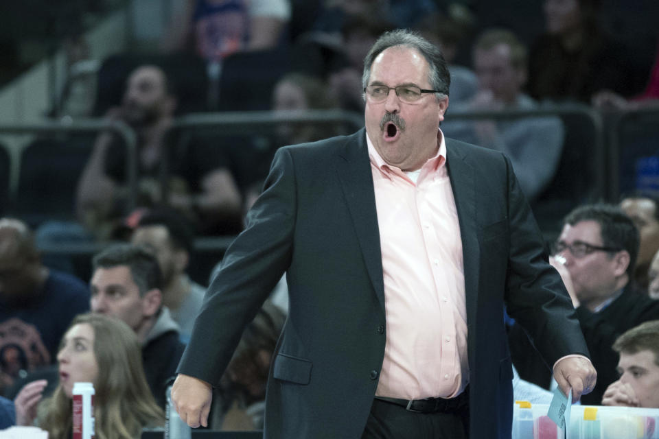 ARCHIVO - En esta foto del 31 de marzo de 2018, el entrenador de los Pistons de Detroit Stan Van Gundy durante un partido contra los Knicks de Nueva York. Van Gundy ha acordado un contrato para dirigir a los Pelicans de Nueva Orleáns. (AP Foto/Mary Altaffer, archivo)