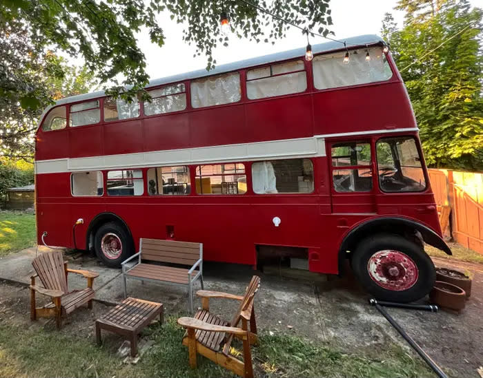 Der umgebaute Bus ist jetzt ein Airbnb in Scotts Hinterhof.  - Copyright: Whit Scott