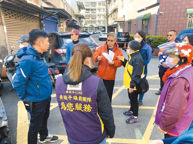 桃園市平鎮區延平路2段21巷43弄道路遭地主揚言封路。（呂筱蟬攝）