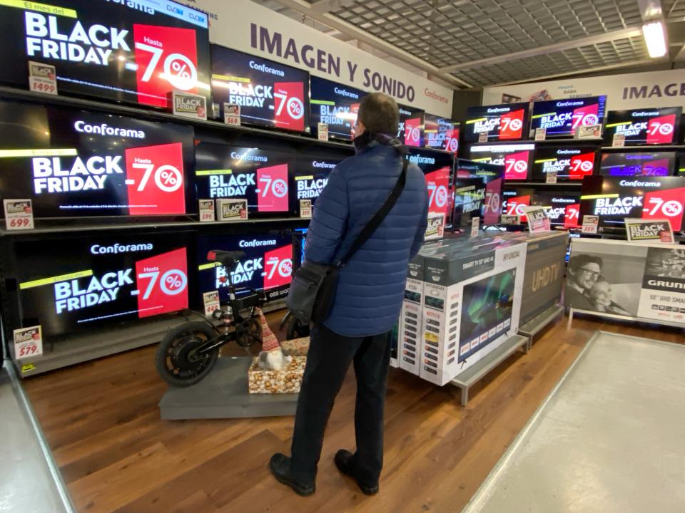 MADRID, SPAIN - NOVEMBER 19: A man is seen looking few screens which announce the sales of the Black Friday of next November 29th, on November 19, 2019 in Madrid, Spain. (Photo by Eduardo Parra/Europa Press via Getty Images)