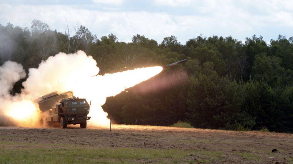 烏軍用 2 枚 HIMARS 導彈，對俄羅斯海軍陸戰隊第 155 獨立旅人員集結地發動攻擊。   圖：翻攝自 NEXTA X（前推特）帳號