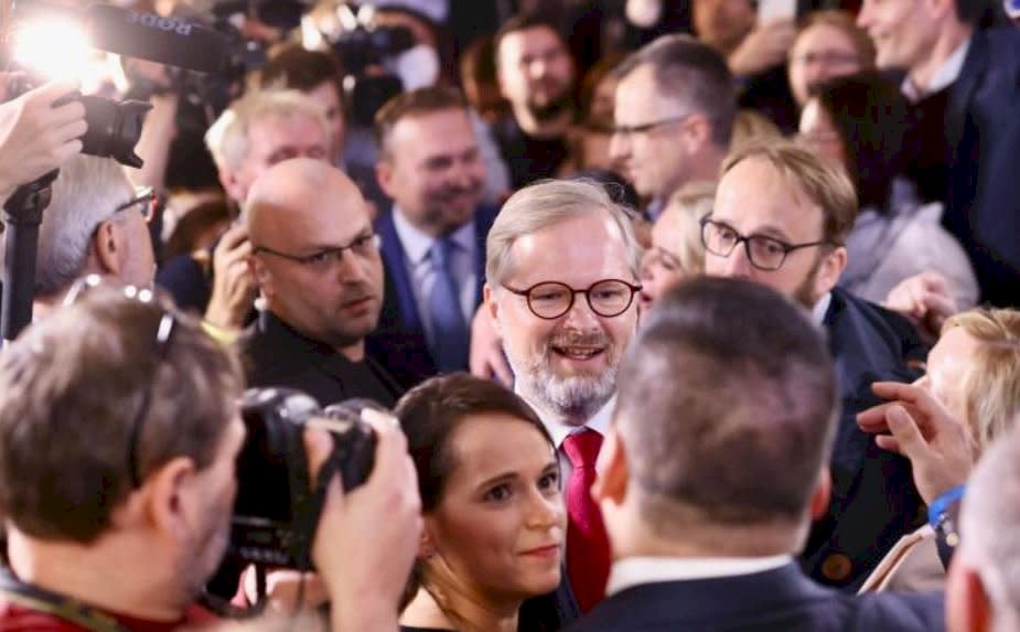 捷克人民民主黨黨魁57歲的費亞拉，有望在國會大選後成為捷克下一任總理。（費亞拉臉書）