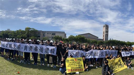 陽明高中500名師生在校慶大會對校長宋慶瑋提出5大控訴。（圖／桃園市教師會提供）