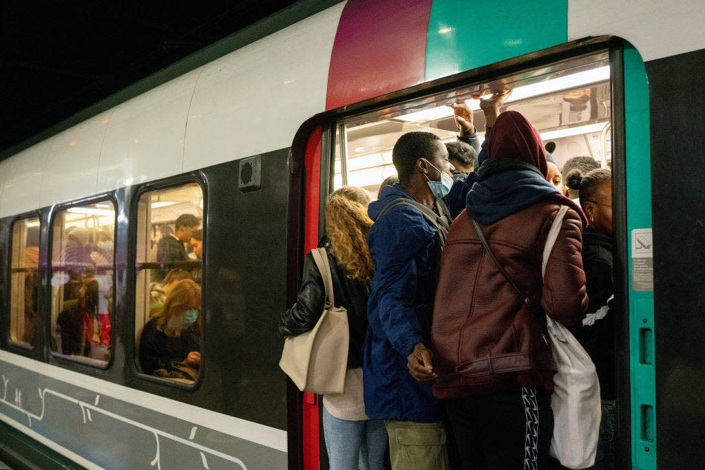 Des passagers à bord d’un train bondé lors d’une grève nationale à la gare du Nord, à Paris, le 18 octobre 2022.