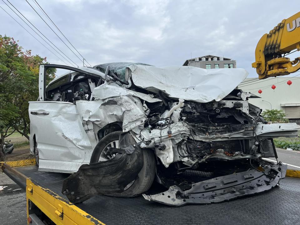 駕駛休旅車的陳男，身上有多處擦傷。（圖／翻攝自台南道路救援臉書）