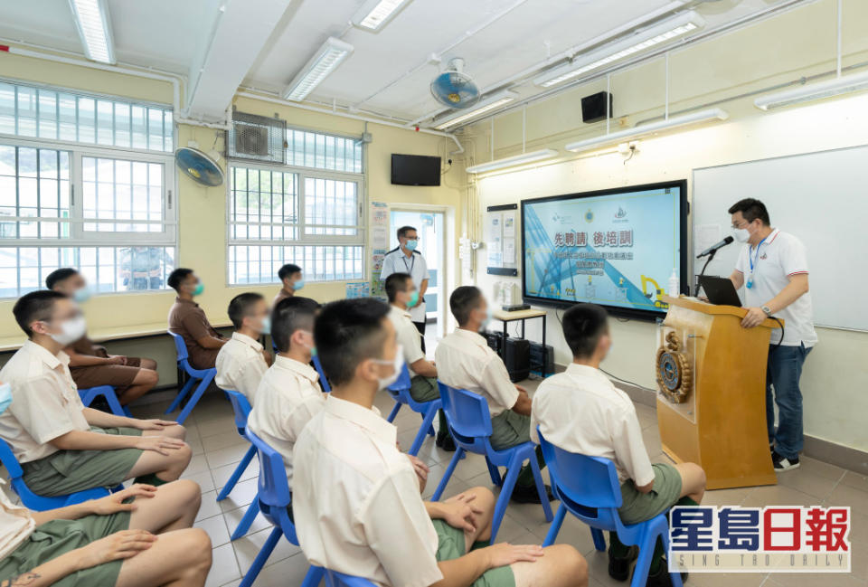 香港建造業分包商聯會司庫陳述浩向青少年在囚人士介紹「先聘請，後培訓」就業計畫。