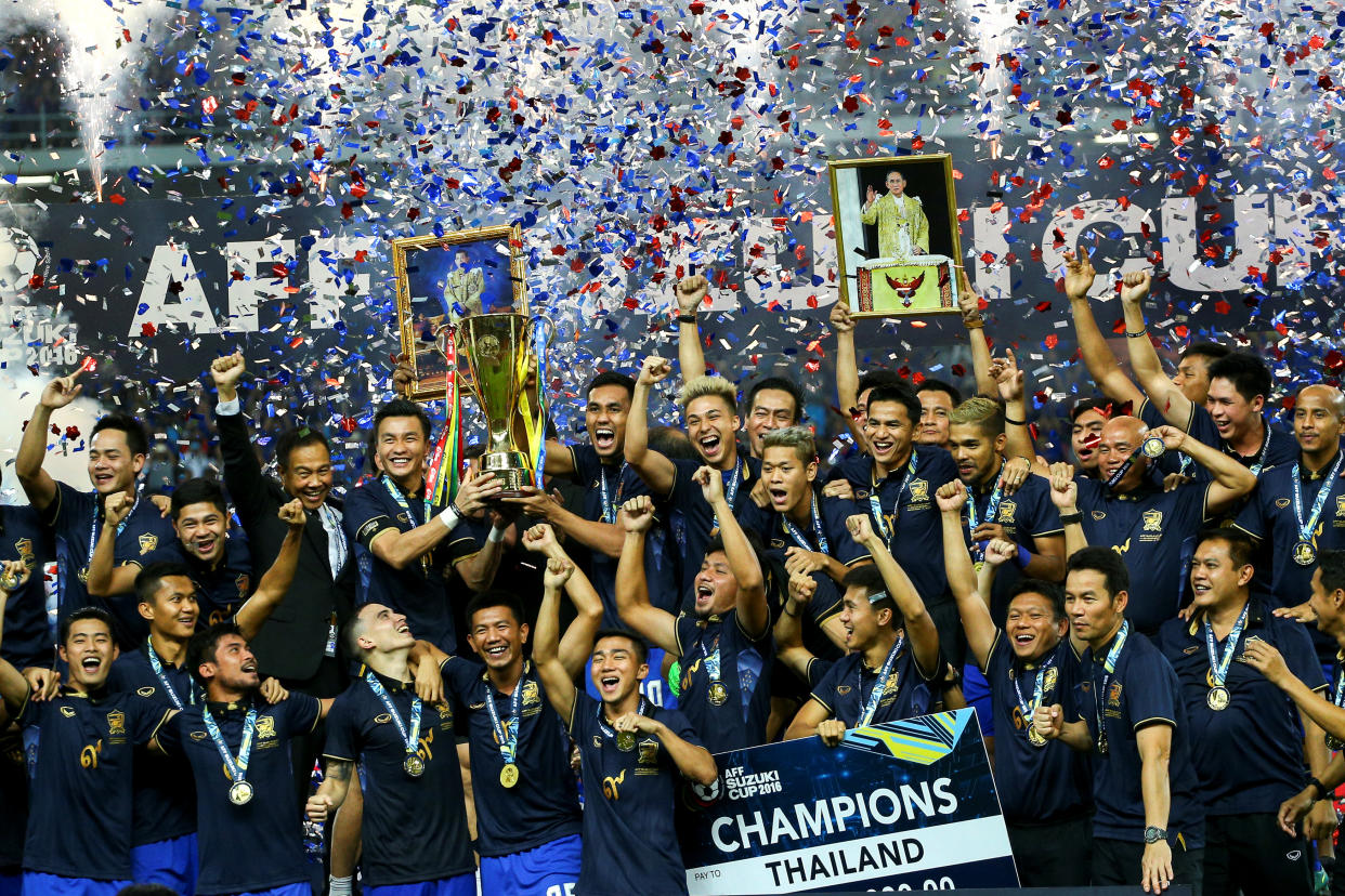 Thailand celebrate winning the 2021 AFF Suzuki Cup against Indonesia. 