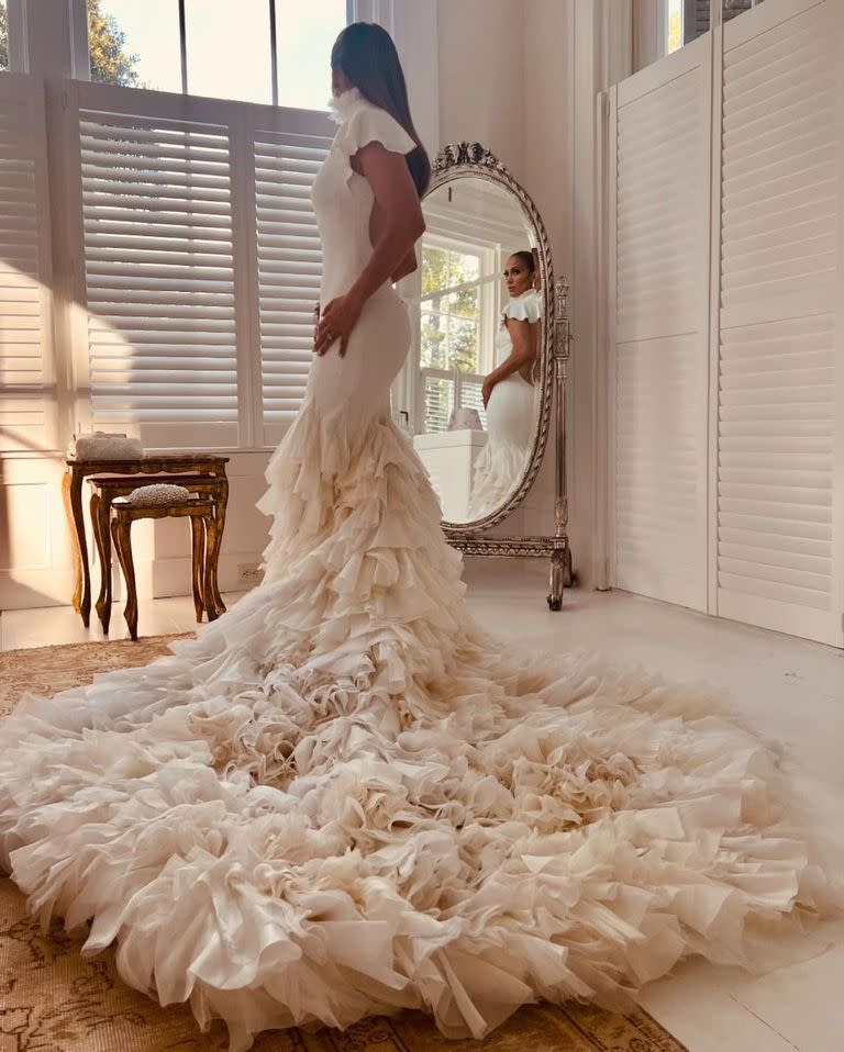La espectacular cola del vestido de novia de Jennifer Lopez, que lució para la ceremonia
