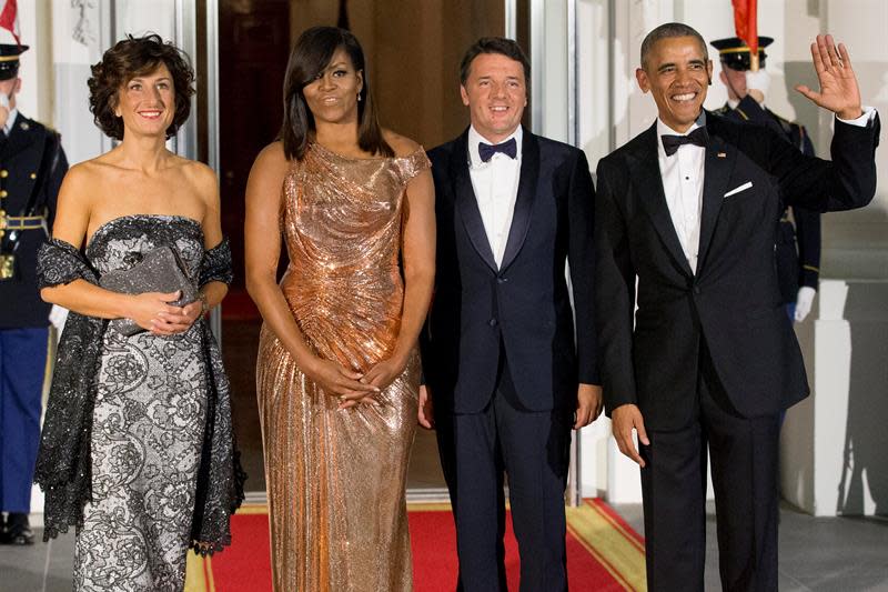 Barack y Michelle Obama junto al primer ministro italiano Matteo Renzi y su esposa Agnese Landini antes de comenzar la cena de estado en la Casa Blanca (Foto: EFE/Michael Reynolds)