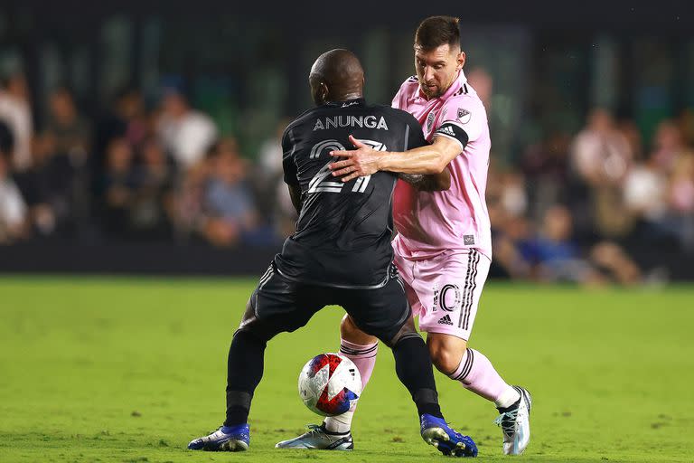 Brian Anunga intercepta a Lionel Messi, que sintió el calor y la agenda de partidos que arrastra desde que se incorporó al fútbol de los Estados Unidos