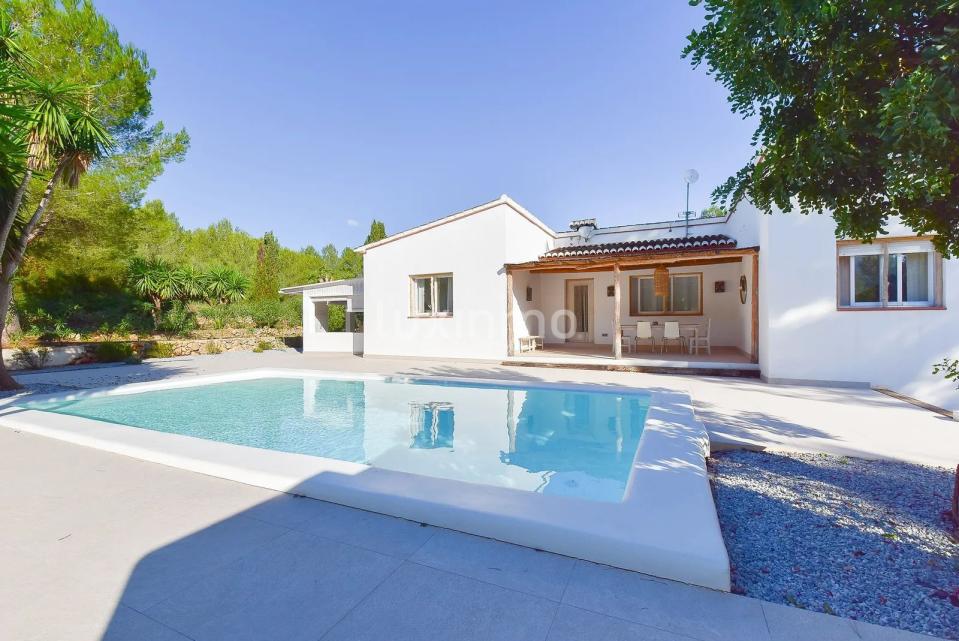 Patio y piscina de la casa de invitados. Foto cortesía de Luxinmo.com