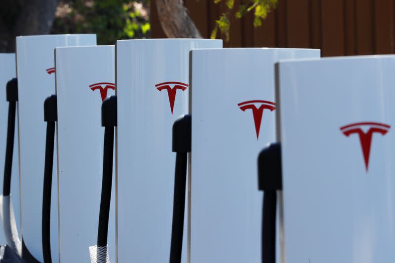 FOTO DE ARCHIVO. Se muestran cargadores de automóviles recién instalados en una estación Tesla Super Charging en Carlsbad, California, EEUU