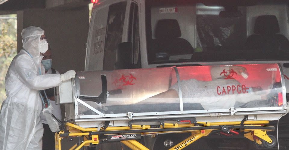 Paramédico traslada a paciente encapsulada al interior del área de urgencias del Hospital Belisario Domínguez.