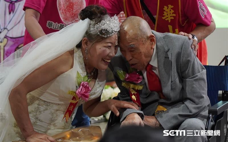 70歲的王奶奶與102歲的裴爺爺，結婚16年後，在基金會無償的幫助下，順利補辦婚禮外還拍下了首張婚紗照。（圖／受訪者提供）