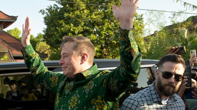 Tech billionaire Elon Musk (L) arrives to inaugurate satellite unit Starlink at a community health center in Denpasar on Indonesia’s resort island of Bali on May 19, 2024. - Photo: SONNY TUMBELAKA / AFP (Getty Images)