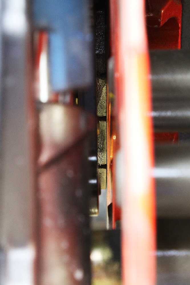 碟煞系統可沿著碟盤向卡鉗方向看，即可看到剎車皮厚度。