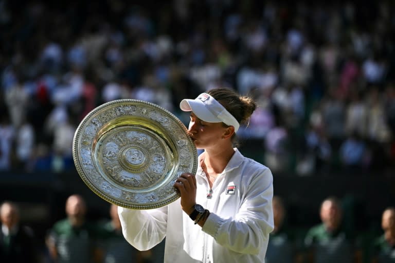 La tenista checa Barbora Krejcikova besa el trofeo de campeona del torneo de Wimbledon, en Londres, el 13 de julio de 2024 (Ben Stansall)