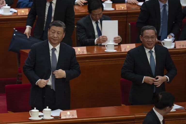 يستعد الرئيس الصيني شي جين بينغ ورئيس مجلس الدولة الصيني لي كه تشيانغ للمغادرة بعد الجلسة الافتتاحية للمؤتمر الاستشاري السياسي للشعب الصيني في قاعة الشعب الكبرى في بكين، الاثنين 4 مارس 2024. 