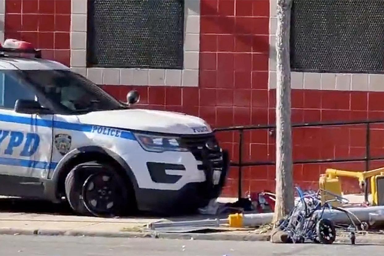 https://twitter.com/PIX11News/status/1578159849182896132?s=20&t=kGf9m0ZjWJZsBNRKDA-o9A hed: Cops Crash into Crowd Injuring 10, Including Baby