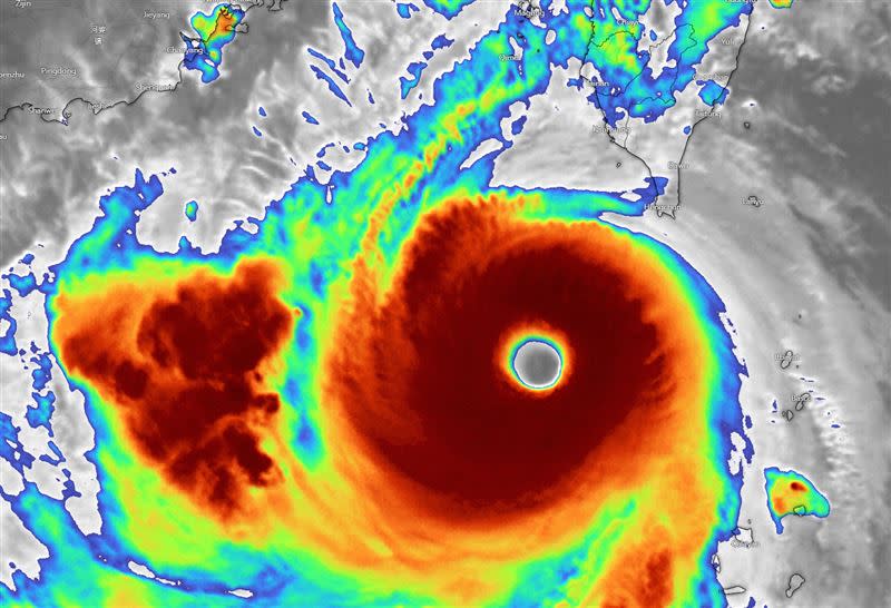 彭啟明表示，蘇拉颱風眼清晰、眼牆延伸的暴風圈又厚實，科學上是一個完美風暴。（圖／翻攝自「台灣颱風論壇｜天氣特急」臉書）