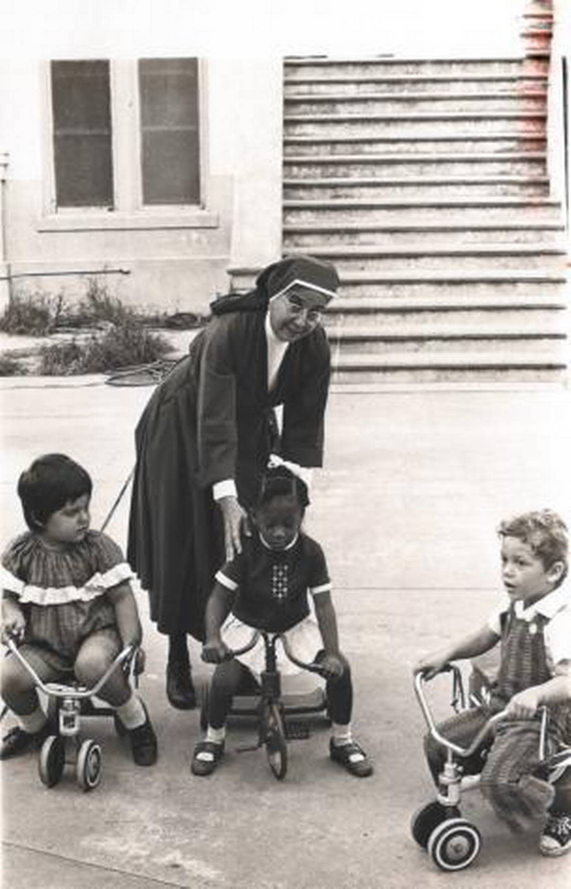In October 1971, Sister Hilda Alonso supervises the children as they play in the nursery at the Centro Hispano Católico.