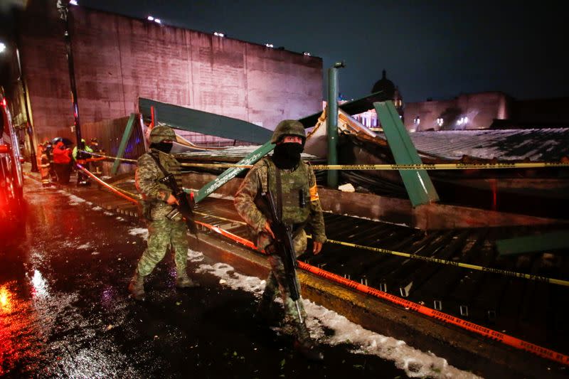 Soldados caminan junto al techo que protege la "Casa de las Águilas", parte de las ruinas del sitio arqueológico Templo Mayor, que se derrumbó después de fuertes lluvias y granizo, en el centro de Ciudad de México