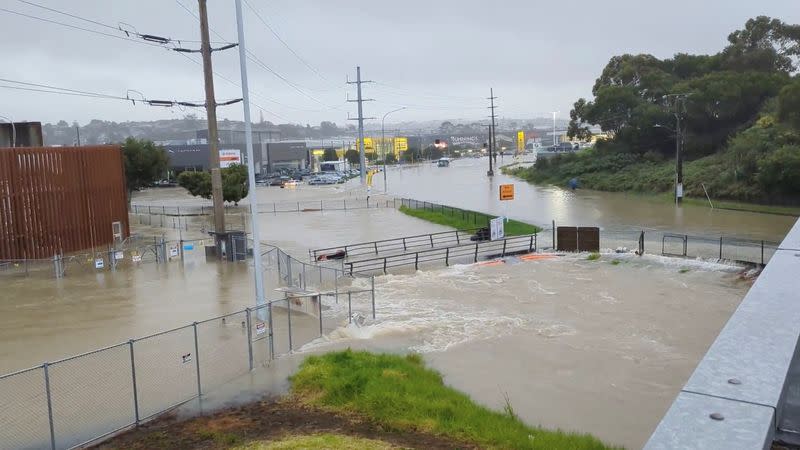 Heavy rains cause flooding in Auckland