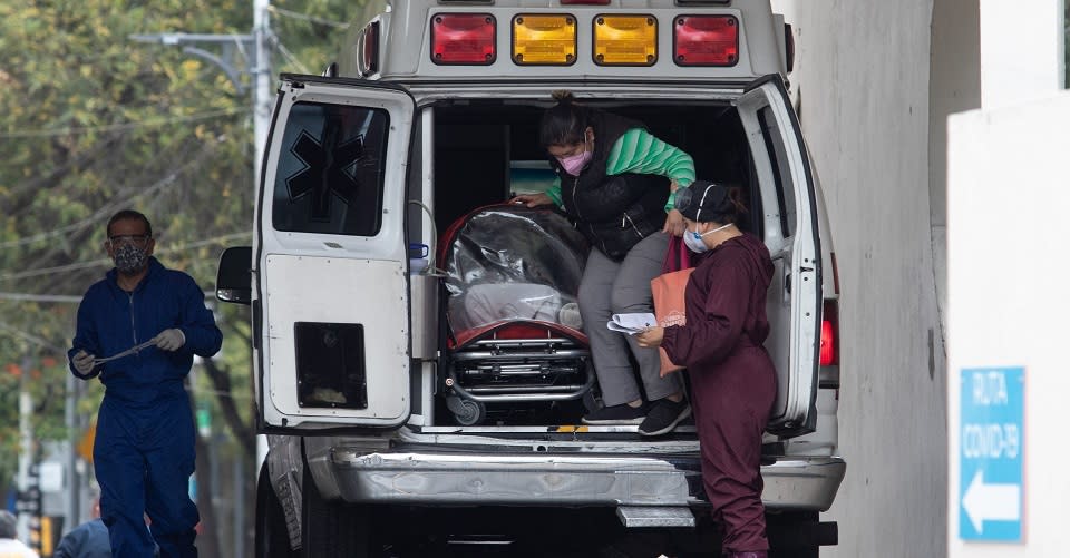 Pacientes con síntomas de Covid-19 acompañados de sus familiares llegaron a recibir atención médica en el Hospital General de Zona 1-A Dr Rodolfo Antonio de Mucha Macías "Venados"