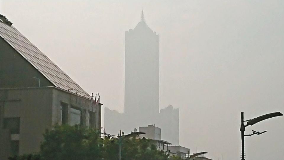 肺癌位居國人十大癌症死因之首，台大公衛學院最新研究發現，空汙致癌風險竟大於吸菸，建議政府將空汙嚴重地區居民納入公費肺癌篩檢對象。空汙示意圖。記者潘俊宏／攝影