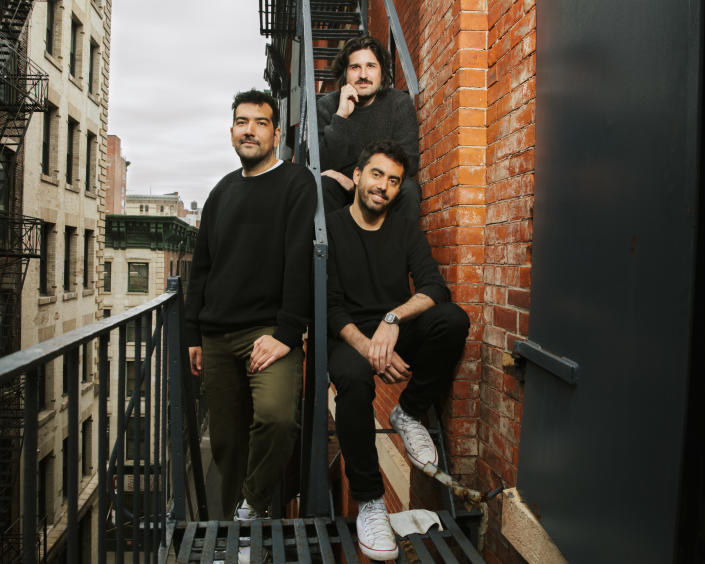 Anastasis Germanidis, arriba, Alejandro Matamala-Ortiz, izquierda, y Cristbal Valenzuela, fundadores de Runway, en su oficina de Manhattan, el 31 de marzo de 2023. (Justin J Wee/The New York Times)
