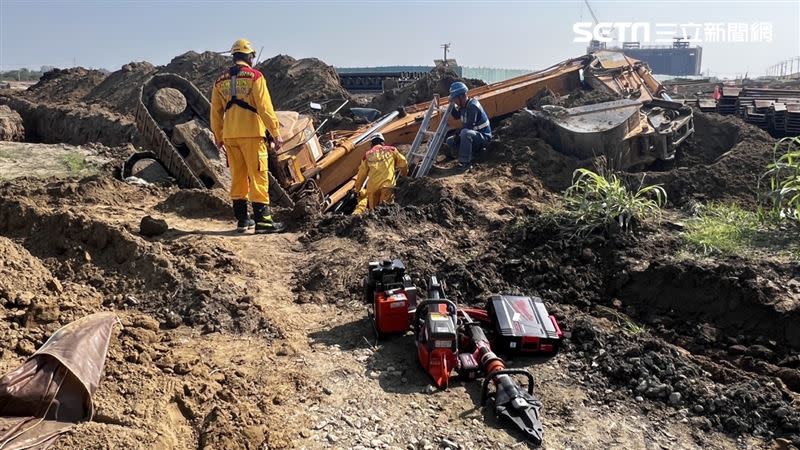 高雄橋科工地意外，怪手翻覆，壓死駕駛。（圖／翻攝畫面）