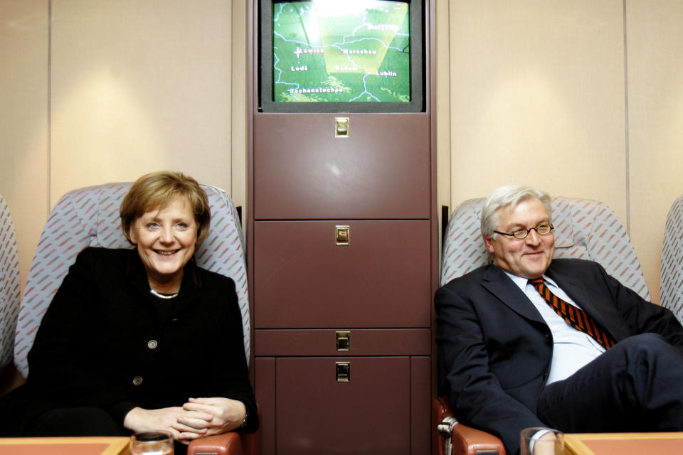 Merkel und Steinmeier 2005 auf dem Rückflug aus Polen. (Bild: AP Photo)