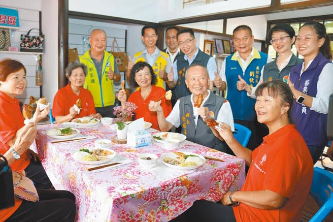 苗栗縣政府布建長照資源並推動幸福學院銀髮共餐服務，鼓勵長輩走進校園參與活動，打造樂齡生活。（何冠嫻攝）