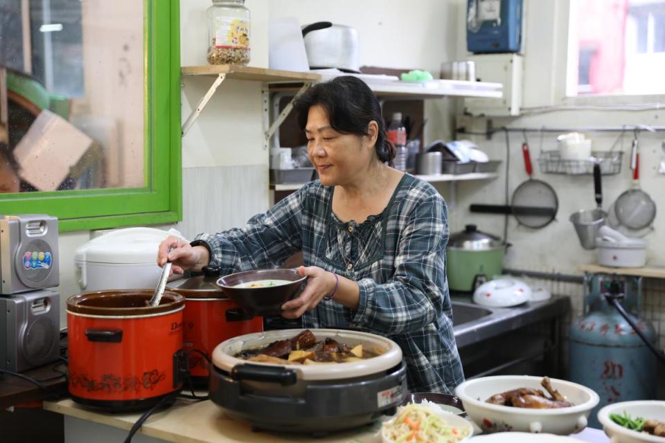 小魚媽媽重回市場，坐鎮「真味肉燥」。