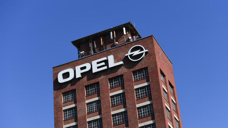 Opel wird seine Mitarbeiter zwei weitere Jahre vor betriebsbedingten Kündigungen schützen. Foto: dpa
