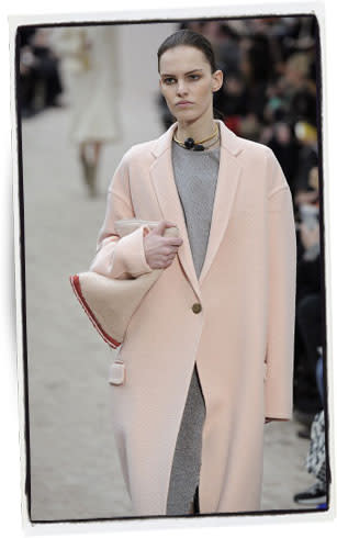 Abrigo rosado, la prenda <i>it</i> de la temporada en la pasarela de la firma Céline durante la Semana de la Moda de París. - Foto: Catwalking/Contributor │Getty Images