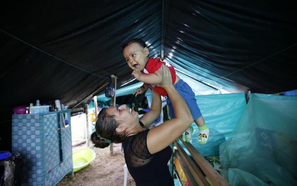 FOTOS: mujeres de las FARC cambian sus fusiles por bebés