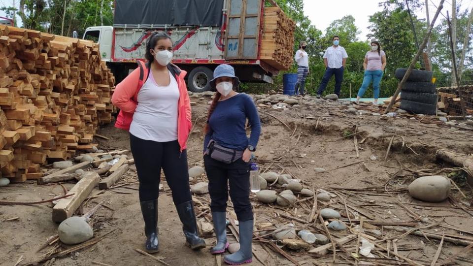 Activistas medioambientales en la zona de tala de balsa.