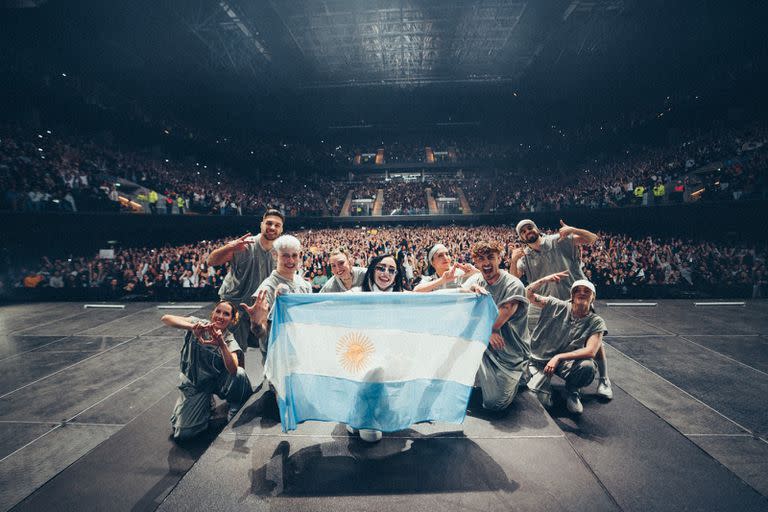 Tras recordar la victoria de la Selección Argentina, la rosarina y sus bailarines desplegaron la bandera nacional