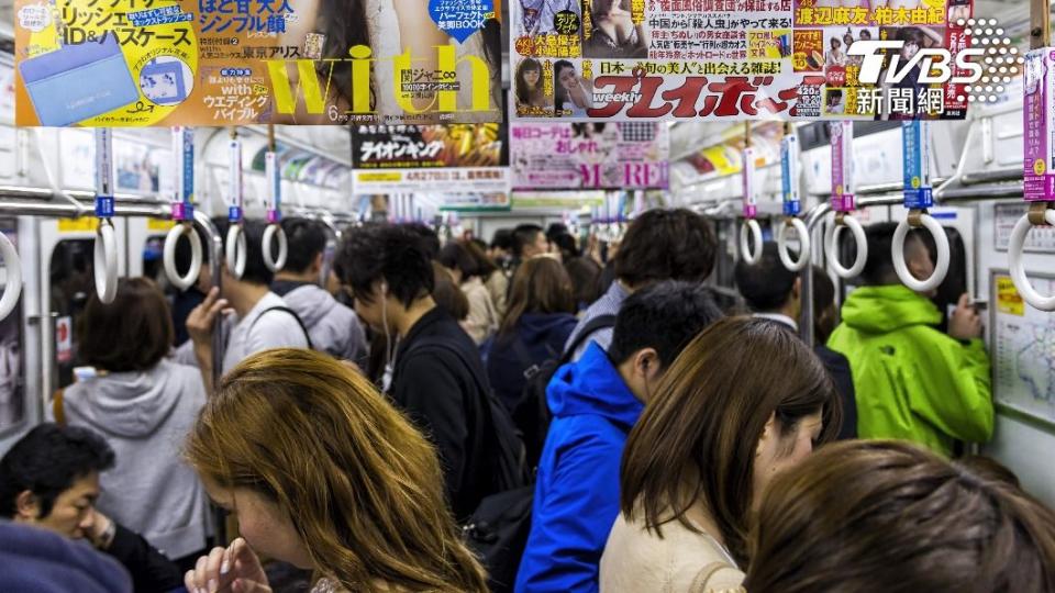 網友幾年前就在地鐵上發現日本人沒禮貌的事蹟。（示意圖／shutterstock 達志影像）