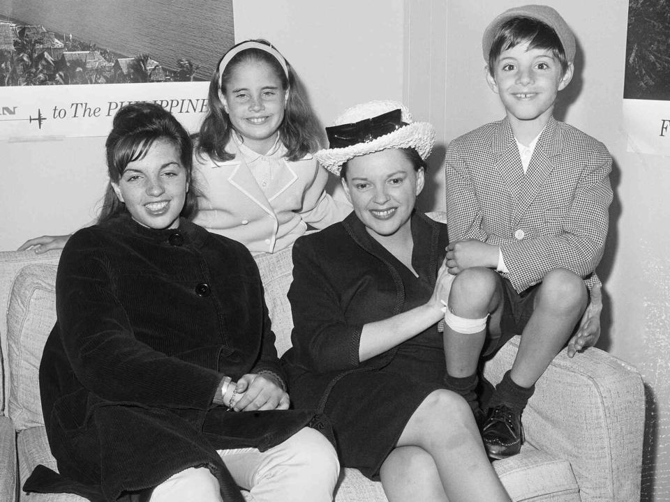 <p>Bettmann</p> Judy Garland and her kids, Liza Minelli, Lorna Luft, and Joey Luft at New York