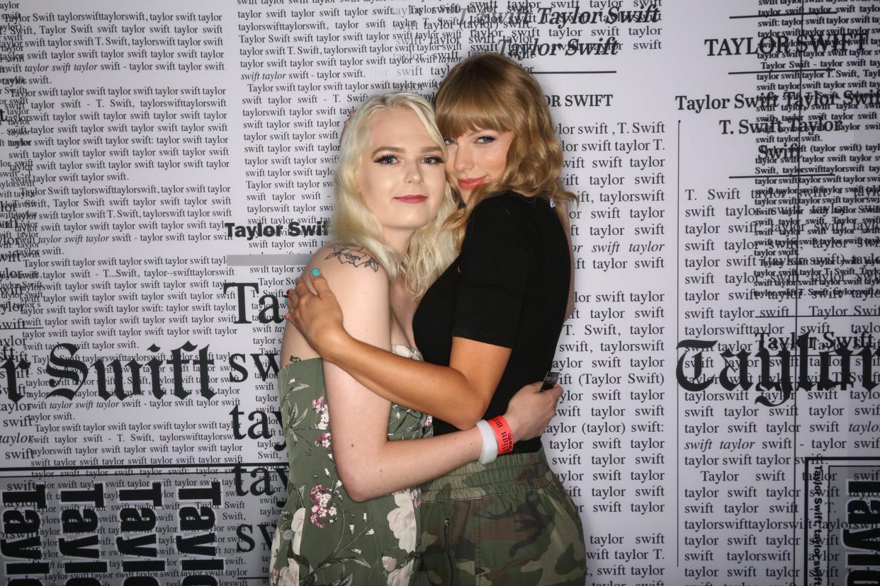 Autumn Kennedy, creator of @tstourtips, poses with Taylor Swift during the Reputation Tour meet-and-greet.