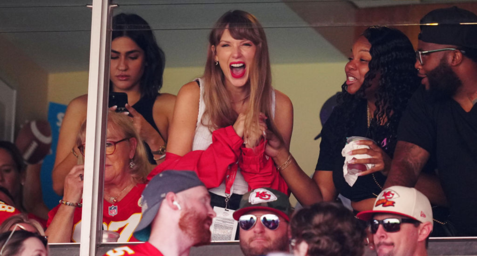 Taylor Swift cheers on Travis Kelce  