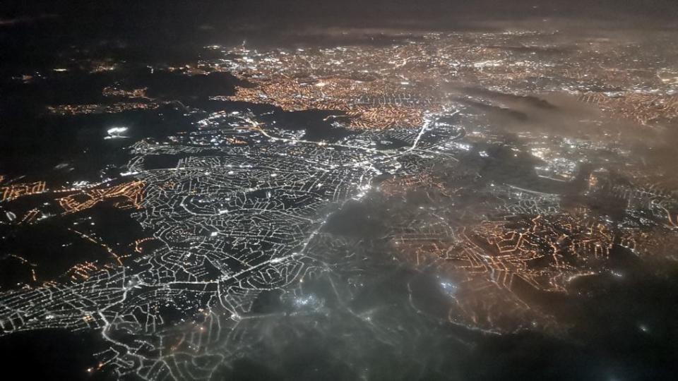 Sobrevuela por la noche el resplandeciente paisaje urbano de São Paulo. Julia Buckley/CNN