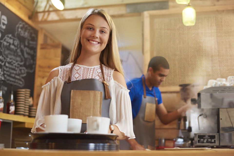 Viele Jugendliche jobben in Cafés und Restaurants. - Copyright: getty images