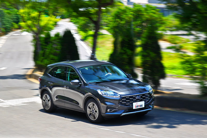 憑藉膾炙人口的C2模組化平台，FORD KUGA EcoBoost 180時尚型同樣保有俐落且討喜的操控反應。