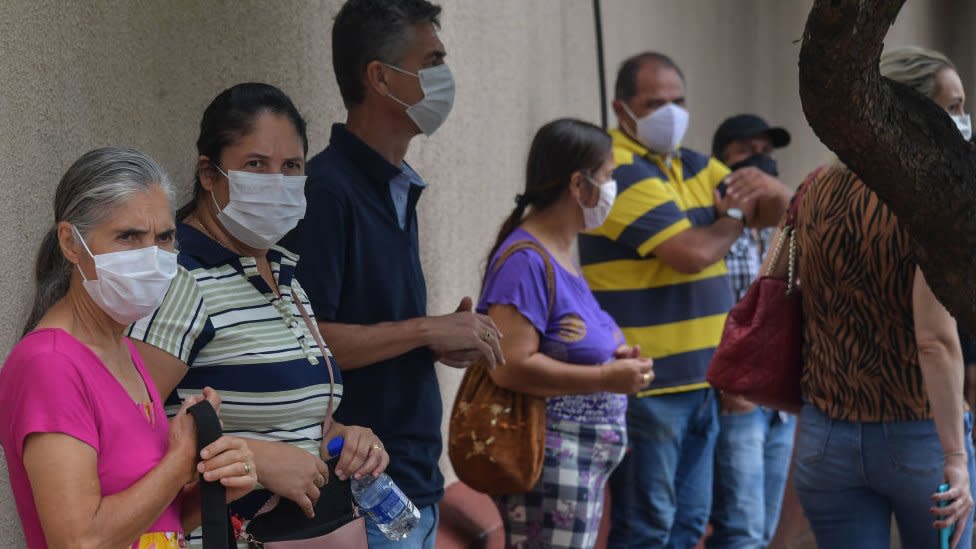 Habitantes de Serrana, en Brasil, haciendo la fila para vacunarse.