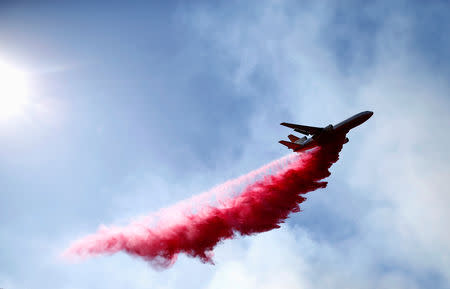 Un avión arroja un retardante contra llamas en el incendio forestal Woolsey en Malibú, EEUU, nov 11, 2018. REUTERS/Eric Thayer