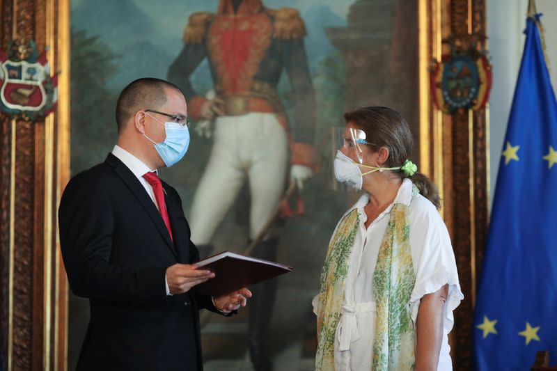 El ministro de Relaciones Exteriores de Venezuela, Jorge Arreaza, conversa con la embajadora de la Unión Europea en Venezuela, Isabel Brilhante Pedrosa, durante una reunión en la sede del Ministerio de Relaciones Exteriores en Caracas, Venezuela.